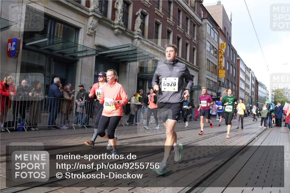 05.10.2025 - 20. swb-Marathon Bremen Strokosch-Dieckow http://msf.ph/oto/9255756 05.10.2025 10:57:26 Ziel 9221, 9309, 9372, 9568, 9585, 9719, 9747, 9943, 9979, 10219, 10225, 10250, 10329, 10341, 10555, 10577, 10651, 10694, 10703, 10739, 10754, 10834, 10890, 10975, 11023, 11116, 11301, 11352, 11360, 11457, 11469, 11520, 11521, 11564, 11575, 11583, 11663, 11731, 11744, 9221, 9309, 9372, 9568, 9585, 9719, 9747, 9943, 9979, 10219, 10225, 10250, 10329, 10341, 10555, 10577, 10651, 10694, 10703, 10739, 10754, 10834, 10890, 10975, 11023, 11663 meine-sportfotos.de