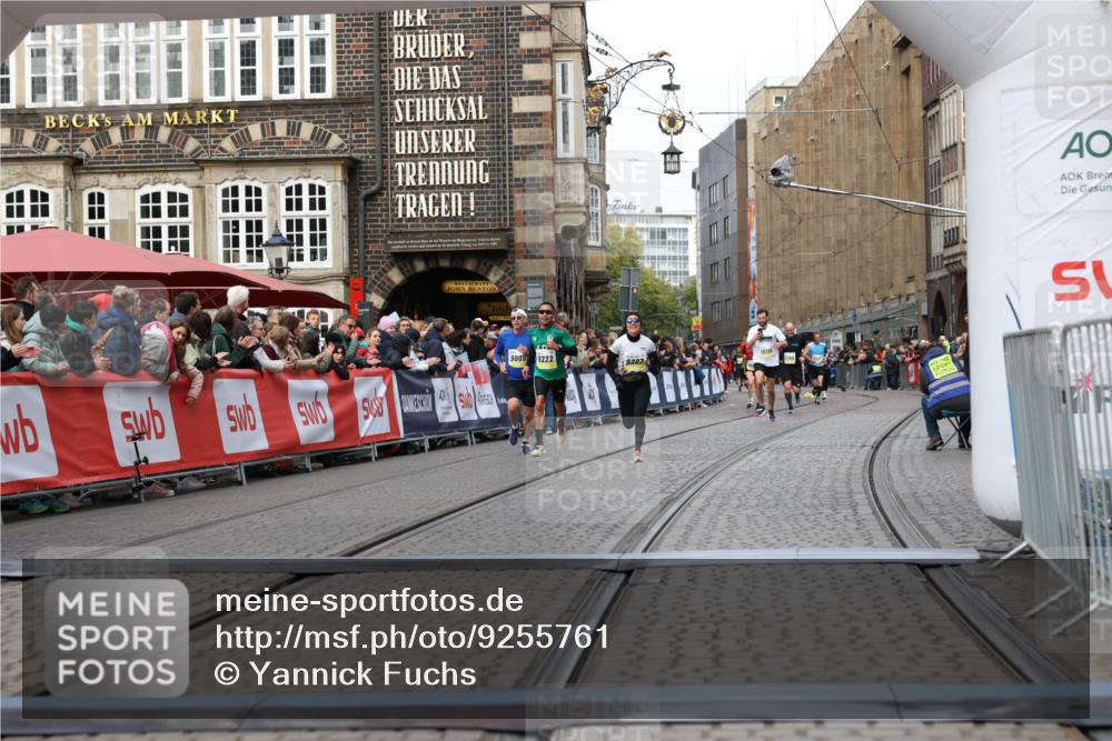 05.10.2025 - 20. swb-Marathon Bremen Yannick Fuchs http://msf.ph/oto/9255761 05.10.2025 10:46:38 Ziel 9009, 9207, 11167 meine-sportfotos.de