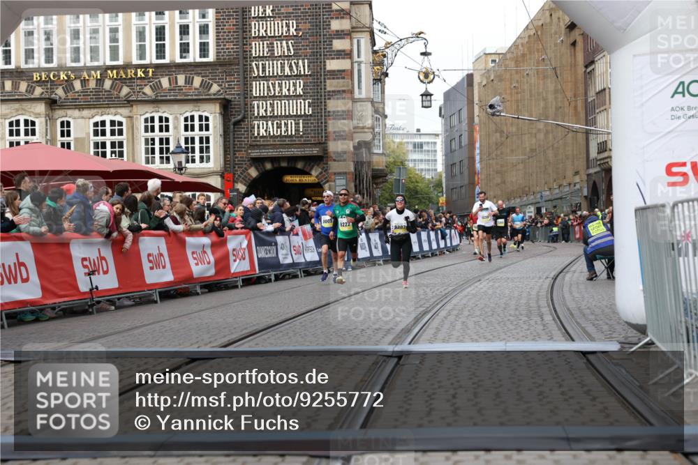 05.10.2025 - 20. swb-Marathon Bremen Yannick Fuchs http://msf.ph/oto/9255772 05.10.2025 10:46:38 Ziel 9009, 9207, 11167 meine-sportfotos.de