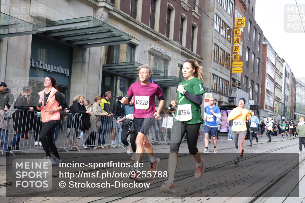 05.10.2025 - 20. swb-Marathon Bremen Strokosch-Dieckow http://msf.ph/oto/9255788 05.10.2025 10:57:27 Ziel 9221, 9309, 9372, 9568, 9585, 9719, 9747, 9943, 9979, 10219, 10225, 10250, 10329, 10341, 10555, 10577, 10651, 10694, 10703, 10739, 10754, 10834, 10890, 10975, 11023, 11116, 11301, 11352, 11360, 11457, 11469, 11520, 11521, 11564, 11575, 11583, 11663, 11731, 11744, 9221, 9309, 9372, 9568, 9585, 9719, 9747, 9943, 9979, 10219, 10225, 10250, 10329, 10341, 10555, 10577, 10651, 10694, 10703, 10739, 10754, 10834, 10890, 10975, 11023, 11663 meine-sportfotos.de