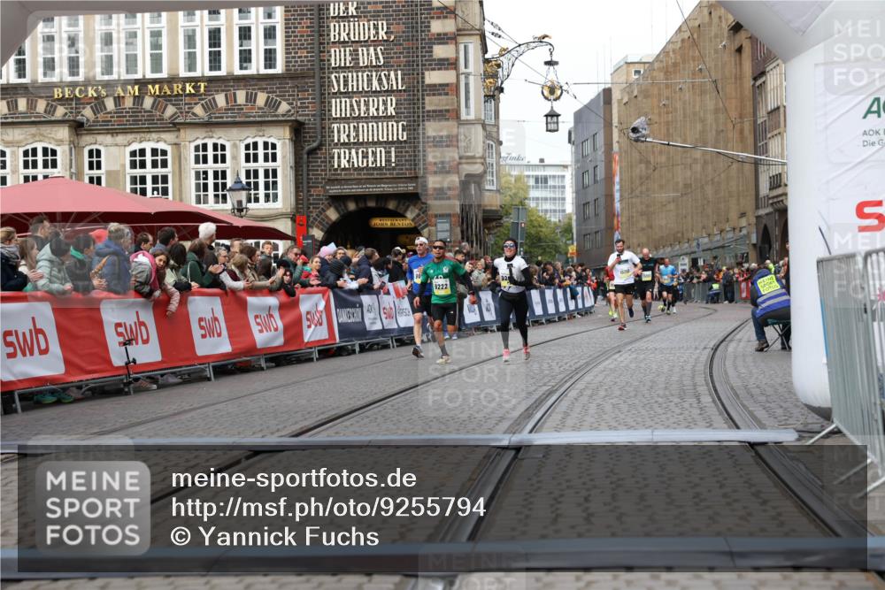 05.10.2025 - 20. swb-Marathon Bremen Yannick Fuchs http://msf.ph/oto/9255794 05.10.2025 10:46:38 Ziel 9009, 9207, 11167 meine-sportfotos.de