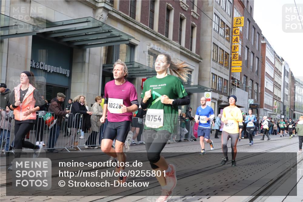 05.10.2025 - 20. swb-Marathon Bremen Strokosch-Dieckow http://msf.ph/oto/9255801 05.10.2025 10:57:27 Ziel 9221, 9309, 9372, 9568, 9585, 9719, 9747, 9943, 9979, 10219, 10225, 10250, 10329, 10341, 10555, 10577, 10651, 10694, 10703, 10739, 10754, 10834, 10890, 10975, 11023, 11116, 11301, 11352, 11360, 11457, 11469, 11520, 11521, 11564, 11575, 11583, 11663, 11731, 11744, 9221, 9309, 9372, 9568, 9585, 9719, 9747, 9943, 9979, 10219, 10225, 10250, 10329, 10341, 10555, 10577, 10651, 10694, 10703, 10739, 10754, 10834, 10890, 10975, 11023, 11663 meine-sportfotos.de