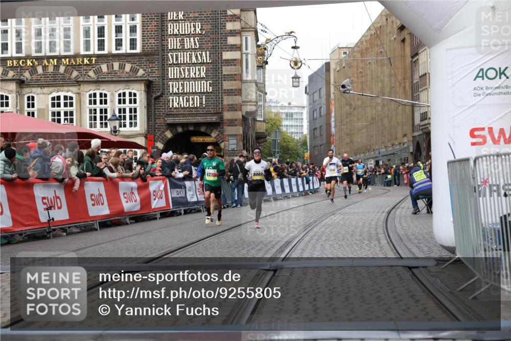 05.10.2025 - 20. swb-Marathon Bremen Yannick Fuchs http://msf.ph/oto/9255805 05.10.2025 10:46:38 Ziel 9009, 9207, 11167 meine-sportfotos.de