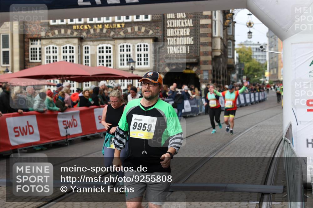 05.10.2025 - 20. swb-Marathon Bremen Yannick Fuchs http://msf.ph/oto/9255808 05.10.2025 11:15:35 Ziel 8844, 9767, 9768, 9959, 10976, 11112, 11113 meine-sportfotos.de