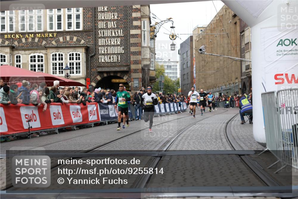 05.10.2025 - 20. swb-Marathon Bremen Yannick Fuchs http://msf.ph/oto/9255814 05.10.2025 10:46:38 Ziel 9009, 9207, 11167 meine-sportfotos.de