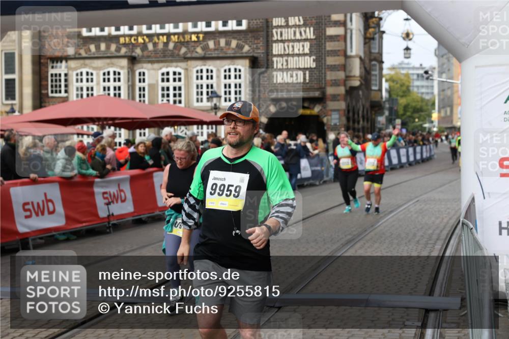 05.10.2025 - 20. swb-Marathon Bremen Yannick Fuchs http://msf.ph/oto/9255815 05.10.2025 11:15:35 Ziel 8844, 9767, 9768, 9959, 10976, 11112, 11113 meine-sportfotos.de