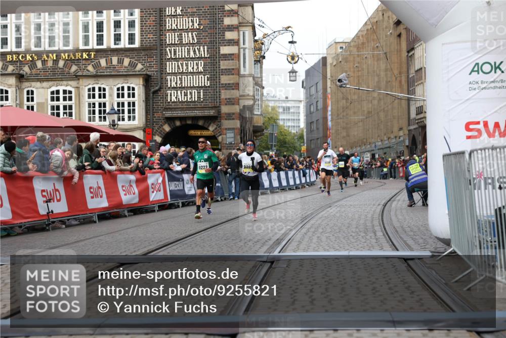 05.10.2025 - 20. swb-Marathon Bremen Yannick Fuchs http://msf.ph/oto/9255821 05.10.2025 10:46:38 Ziel 9009, 9207, 11167 meine-sportfotos.de