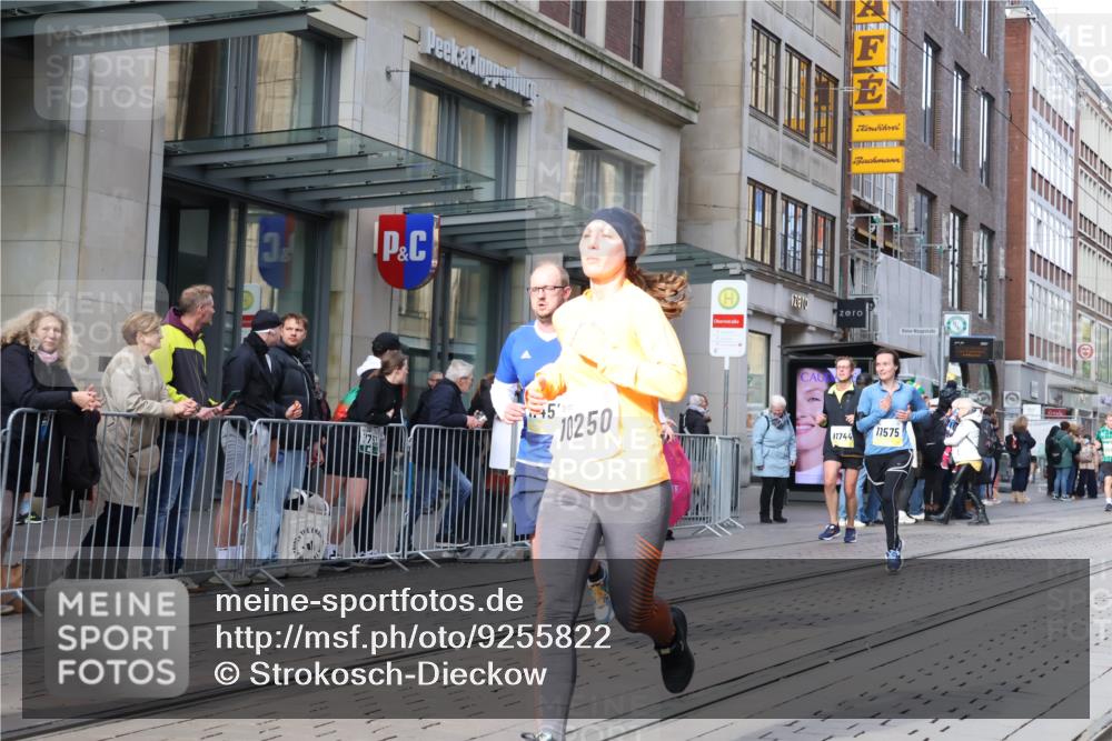 05.10.2025 - 20. swb-Marathon Bremen Strokosch-Dieckow http://msf.ph/oto/9255822 05.10.2025 10:57:28 Ziel 9221, 9309, 9372, 9568, 9585, 9719, 9747, 9943, 9979, 10219, 10225, 10250, 10329, 10341, 10555, 10577, 10651, 10694, 10703, 10754, 10834, 10890, 10975, 11023, 11116, 11301, 11352, 11457, 11469, 11520, 11521, 11564, 11575, 11583, 11663, 11731, 11744, 9221, 9309, 9372, 9568, 9585, 9719, 9747, 9943, 9979, 10219, 10225, 10250, 10329, 10341, 10555, 10577, 10651, 10694, 10703, 10754, 10834, 10890, 10975, 11023, 11663 meine-sportfotos.de
