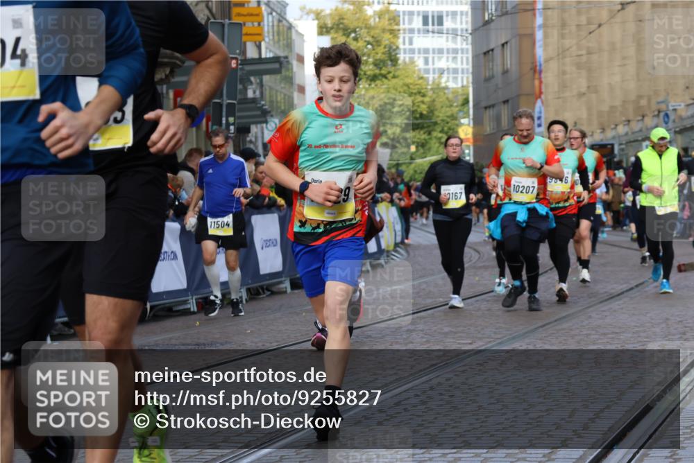 05.10.2025 - 20. swb-Marathon Bremen Strokosch-Dieckow http://msf.ph/oto/9255827 05.10.2025 11:02:48 Ziel 9331, 9360, 9516, 9644, 9846, 10129, 10167, 10207, 10530, 10656, 10734, 10803, 10804, 10940, 11087, 11193, 11312, 11504, 11576, 11667, 11668 meine-sportfotos.de