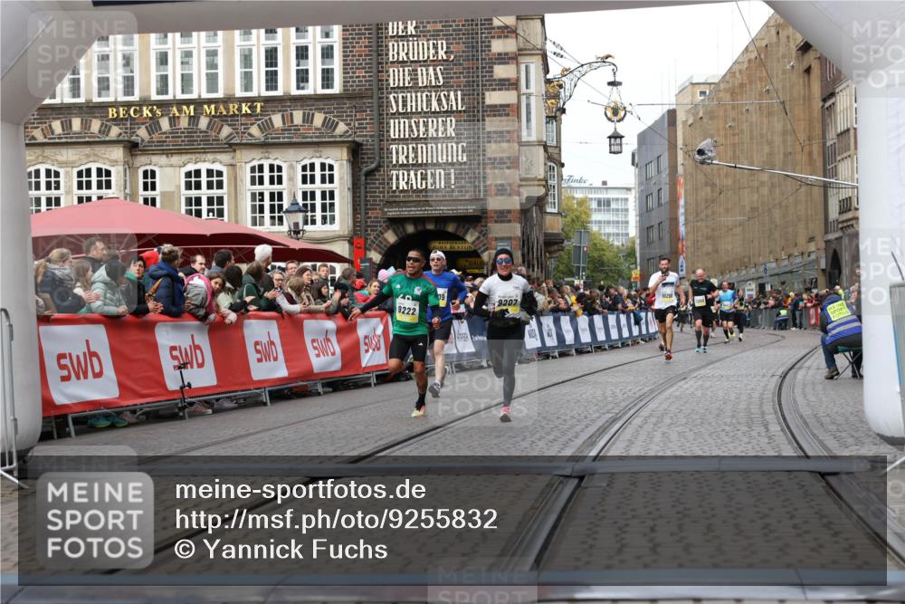 05.10.2025 - 20. swb-Marathon Bremen Yannick Fuchs http://msf.ph/oto/9255832 05.10.2025 10:46:39 Ziel 9009, 9207, 11167 meine-sportfotos.de