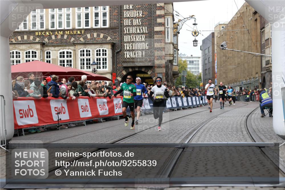 05.10.2025 - 20. swb-Marathon Bremen Yannick Fuchs http://msf.ph/oto/9255839 05.10.2025 10:46:39 Ziel 9009, 9207, 11167 meine-sportfotos.de