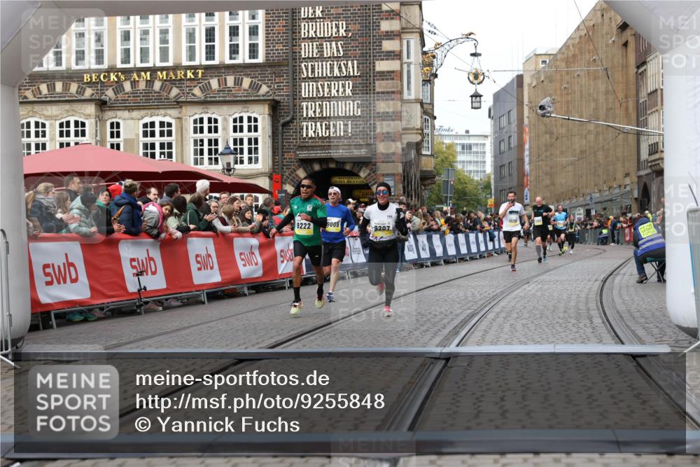 05.10.2025 - 20. swb-Marathon Bremen Yannick Fuchs http://msf.ph/oto/9255848 05.10.2025 10:46:39 Ziel 9009, 9207, 11167 meine-sportfotos.de