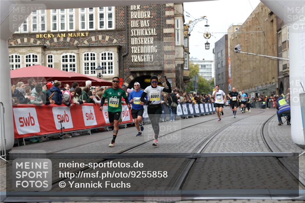 05.10.2025 - 20. swb-Marathon Bremen Yannick Fuchs http://msf.ph/oto/9255858 05.10.2025 10:46:39 Ziel 9009, 9207, 11167 meine-sportfotos.de