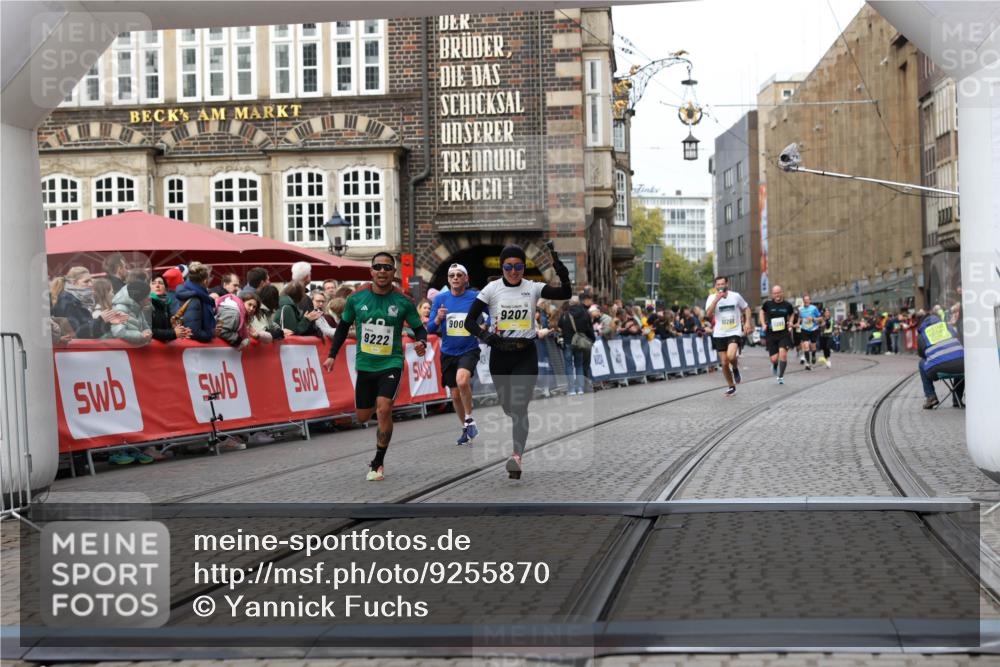 05.10.2025 - 20. swb-Marathon Bremen Yannick Fuchs http://msf.ph/oto/9255870 05.10.2025 10:46:39 Ziel 9009, 9207, 11167 meine-sportfotos.de