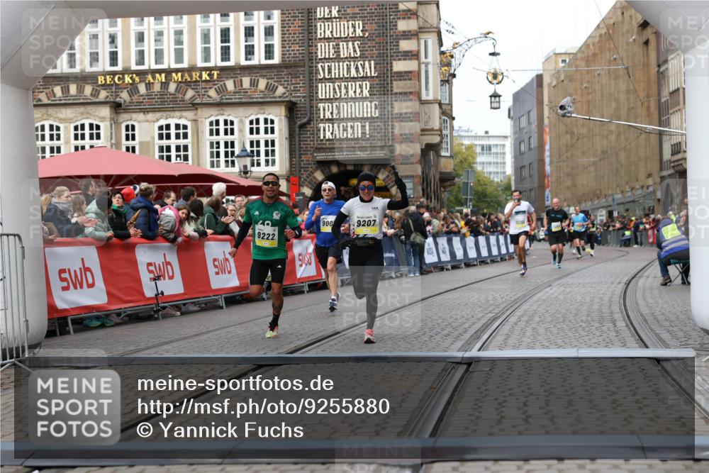 05.10.2025 - 20. swb-Marathon Bremen Yannick Fuchs http://msf.ph/oto/9255880 05.10.2025 10:46:39 Ziel 9009, 9207, 11167 meine-sportfotos.de