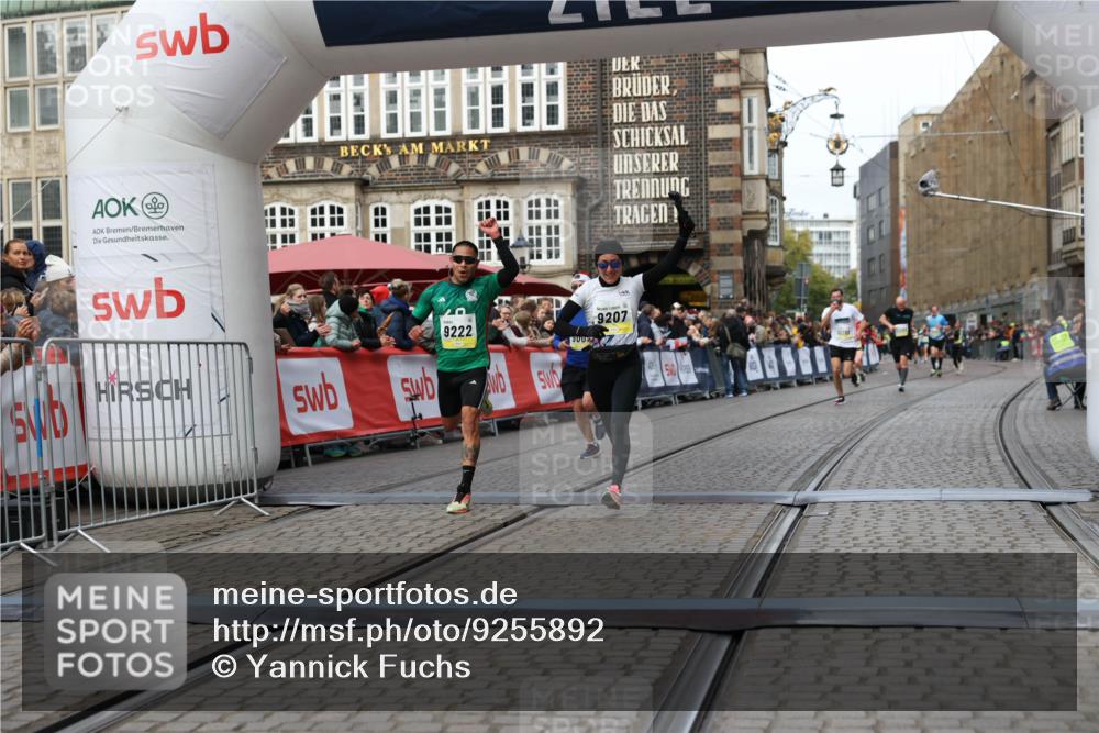 05.10.2025 - 20. swb-Marathon Bremen Yannick Fuchs http://msf.ph/oto/9255892 05.10.2025 10:46:40 Ziel 9009, 9207, 11167 meine-sportfotos.de