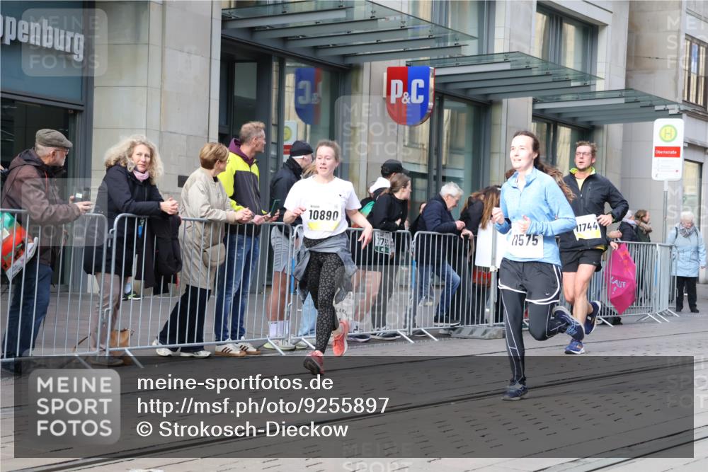 05.10.2025 - 20. swb-Marathon Bremen Strokosch-Dieckow http://msf.ph/oto/9255897 05.10.2025 10:57:30 Ziel 9221, 9309, 9372, 9568, 9585, 9719, 9872, 9943, 9979, 10219, 10225, 10250, 10329, 10341, 10555, 10577, 10651, 10703, 10754, 10793, 10834, 10890, 10975, 11023, 11116, 11301, 11352, 11457, 11469, 11520, 11521, 11564, 11575, 11601, 11663, 11731, 11744, 9221, 9309, 9372, 9568, 9585, 9719, 9872, 9943, 9979, 10219, 10225, 10250, 10329, 10341, 10555, 10577, 10651, 10703, 10754, 10793, 10834, 10890, 10975, 11023, 11601, 11663 meine-sportfotos.de