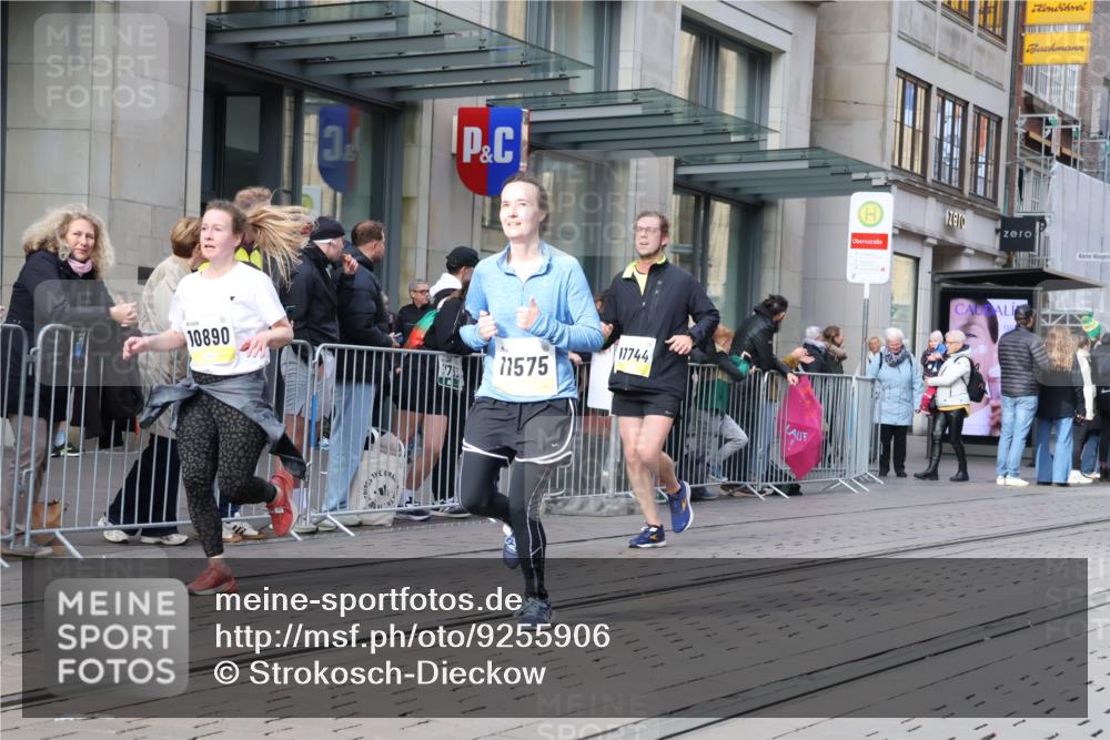 05.10.2025 - 20. swb-Marathon Bremen Strokosch-Dieckow http://msf.ph/oto/9255906 05.10.2025 10:57:30 Ziel 9221, 9309, 9372, 9568, 9585, 9719, 9872, 9943, 9979, 10219, 10225, 10250, 10329, 10341, 10555, 10577, 10651, 10703, 10754, 10793, 10834, 10890, 10975, 11023, 11116, 11301, 11352, 11457, 11469, 11520, 11521, 11564, 11575, 11601, 11663, 11731, 11744, 9221, 9309, 9372, 9568, 9585, 9719, 9872, 9943, 9979, 10219, 10225, 10250, 10329, 10341, 10555, 10577, 10651, 10703, 10754, 10793, 10834, 10890, 10975, 11023, 11601, 11663 meine-sportfotos.de