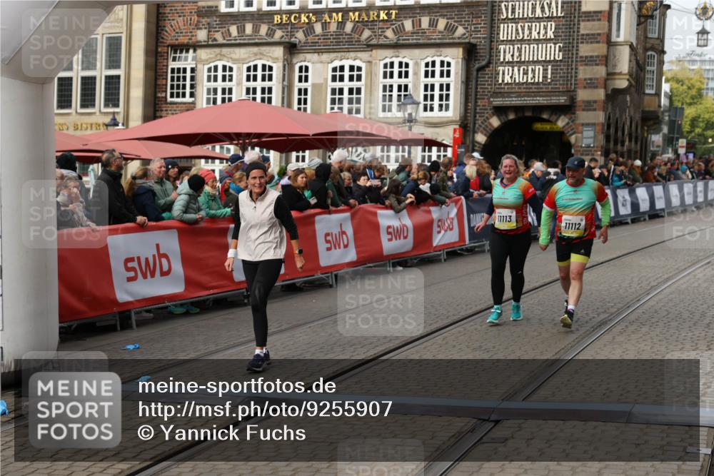 05.10.2025 - 20. swb-Marathon Bremen Yannick Fuchs http://msf.ph/oto/9255907 05.10.2025 11:15:37 Ziel 8844, 9767, 9959, 10976, 11112, 11113 meine-sportfotos.de