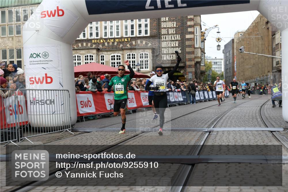 05.10.2025 - 20. swb-Marathon Bremen Yannick Fuchs http://msf.ph/oto/9255910 05.10.2025 10:46:40 Ziel 9009, 9207, 11167 meine-sportfotos.de