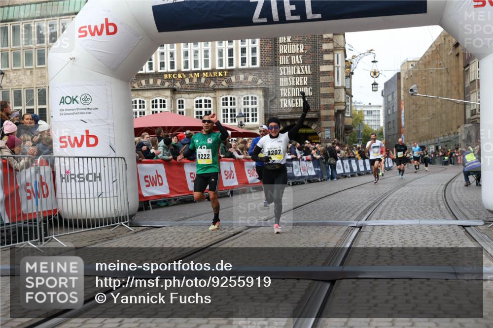 05.10.2025 - 20. swb-Marathon Bremen Yannick Fuchs http://msf.ph/oto/9255919 05.10.2025 10:46:40 Ziel 9009, 9207, 11167 meine-sportfotos.de