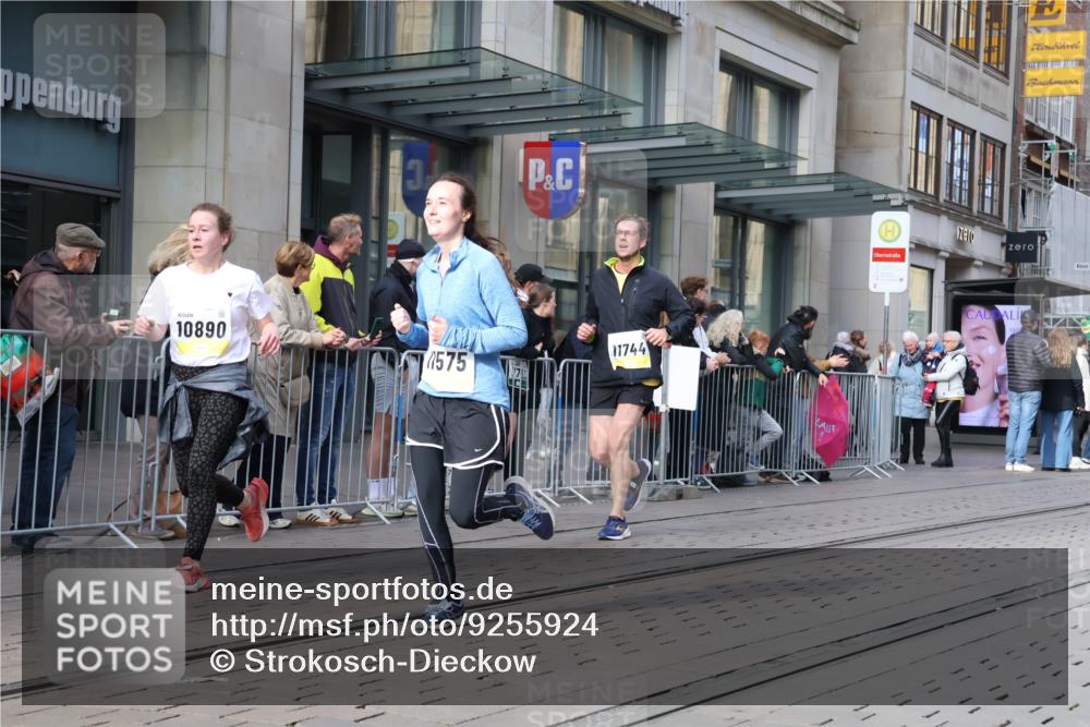 05.10.2025 - 20. swb-Marathon Bremen Strokosch-Dieckow http://msf.ph/oto/9255924 05.10.2025 10:57:31 Ziel 9221, 9309, 9372, 9568, 9585, 9719, 9872, 9943, 9979, 10219, 10225, 10250, 10329, 10341, 10555, 10577, 10651, 10703, 10793, 10834, 10890, 10975, 11023, 11116, 11301, 11457, 11469, 11520, 11521, 11564, 11575, 11601, 11663, 11731, 11744, 9221, 9309, 9372, 9568, 9585, 9719, 9872, 9943, 9979, 10219, 10225, 10250, 10329, 10341, 10555, 10577, 10651, 10703, 10793, 10834, 10890, 10975, 11023, 11601, 11663 meine-sportfotos.de