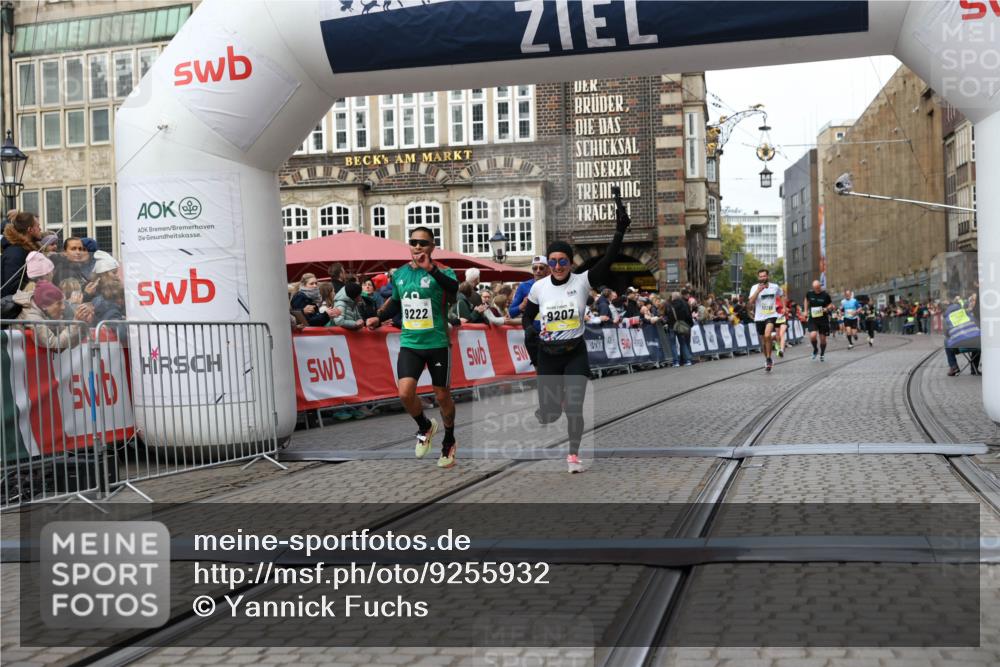05.10.2025 - 20. swb-Marathon Bremen Yannick Fuchs http://msf.ph/oto/9255932 05.10.2025 10:46:40 Ziel 9009, 9207, 11167 meine-sportfotos.de