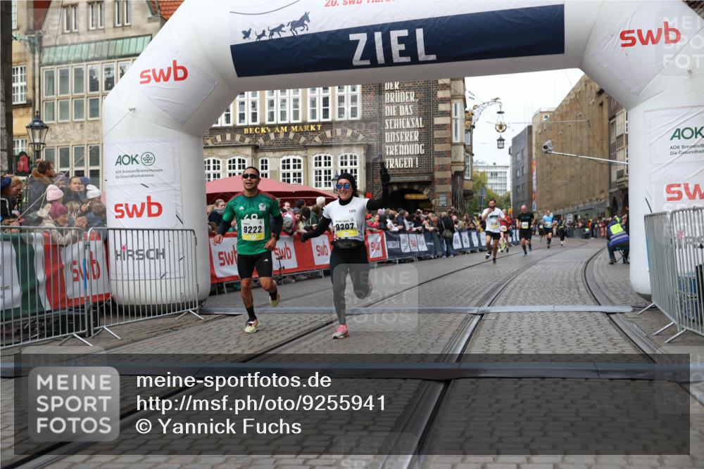 05.10.2025 - 20. swb-Marathon Bremen Yannick Fuchs http://msf.ph/oto/9255941 05.10.2025 10:46:40 Ziel 9009, 9207, 11167 meine-sportfotos.de