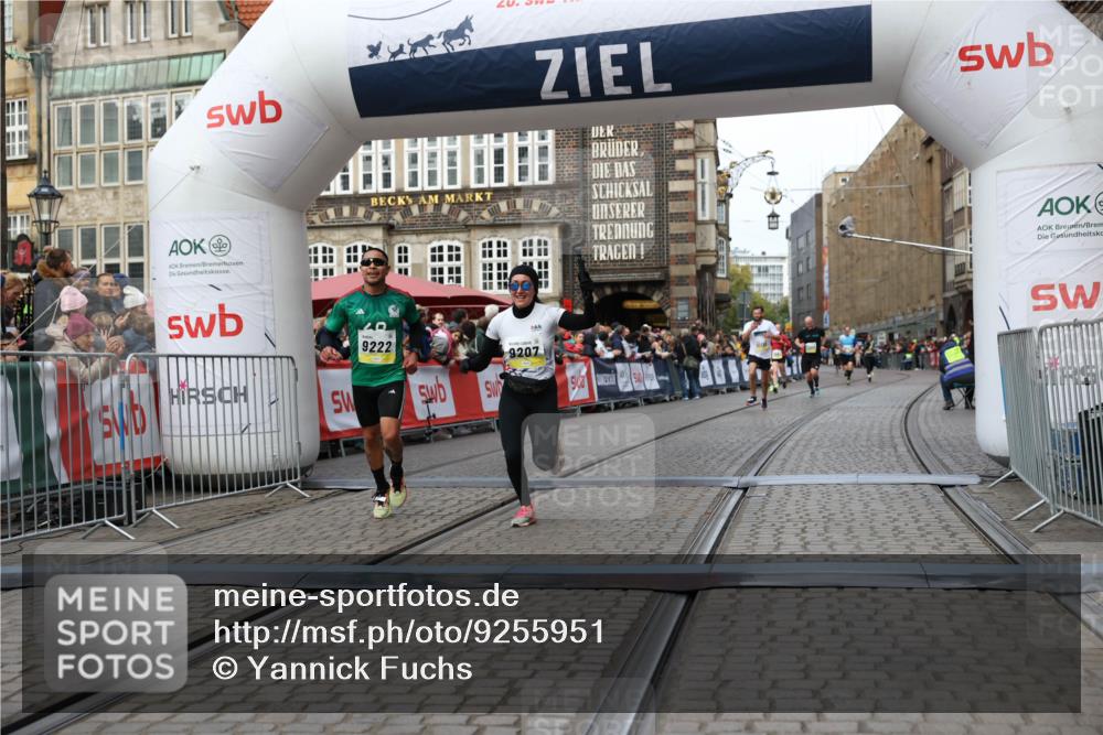 05.10.2025 - 20. swb-Marathon Bremen Yannick Fuchs http://msf.ph/oto/9255951 05.10.2025 10:46:40 Ziel 9009, 9207, 11167 meine-sportfotos.de