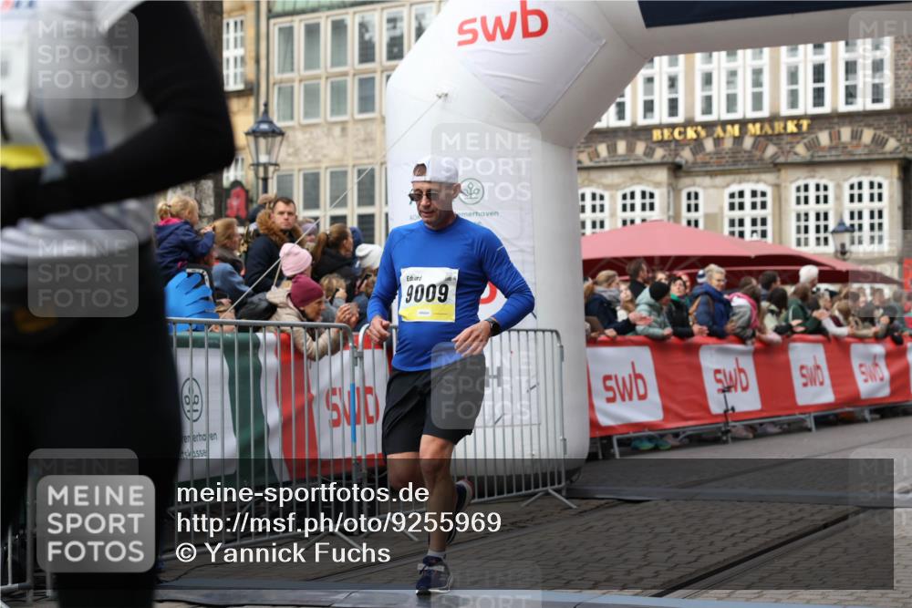 05.10.2025 - 20. swb-Marathon Bremen Yannick Fuchs http://msf.ph/oto/9255969 05.10.2025 10:46:42 Ziel 9009, 9207, 10268, 11167, 11268 meine-sportfotos.de