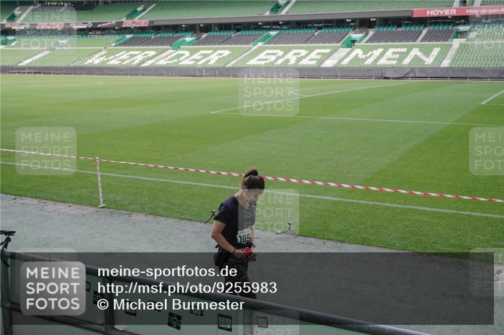 05.10.2025 - 20. swb-Marathon Bremen Michael Burmester http://msf.ph/oto/9255983 05.10.2025 10:43:46 Laufen im Stadion 9011, 9273, 9373, 9374, 9380, 9386, 9470, 9493, 9561, 9724, 9731, 9732, 9784, 9819, 9848, 9867, 9895, 9911, 9984, 10036, 10040, 10183, 10280, 10288, 10315, 10316, 10320, 10399, 10433, 10435, 10440, 10441, 10442, 10448, 10491, 10512, 10515, 10540, 10552, 10574, 10596, 10705, 10707, 10831, 10839, 10849, 10962, 10969, 11027, 11088, 11113, 11135, 11157, 11161, 11191, 11204, 11242, 11285, 11331, 11345, 11388, 11404, 11536, 11539, 11548, 9526, 9675, 9784 meine-sportfotos.de