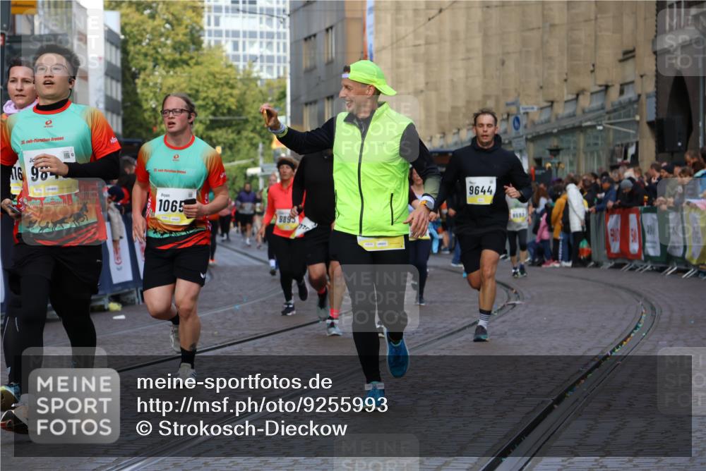 05.10.2025 - 20. swb-Marathon Bremen Strokosch-Dieckow http://msf.ph/oto/9255993 05.10.2025 11:02:52 Ziel 9644, 9846, 10167, 10207, 10656, 10734, 10876, 10940, 11087, 11193, 11312, 11504, 11576, 11667, 11668, 11735 meine-sportfotos.de