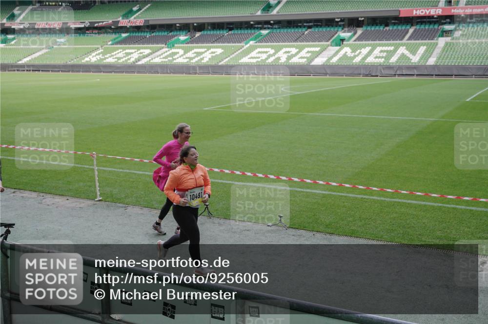 05.10.2025 - 20. swb-Marathon Bremen Michael Burmester http://msf.ph/oto/9256005 05.10.2025 10:43:49 Laufen im Stadion 9011, 9273, 9373, 9374, 9380, 9386, 9453, 9470, 9561, 9724, 9819, 9848, 9867, 9895, 9911, 9984, 10036, 10040, 10183, 10280, 10288, 10315, 10320, 10399, 10433, 10435, 10440, 10441, 10442, 10448, 10491, 10512, 10515, 10540, 10552, 10574, 10596, 10705, 10707, 10831, 10839, 10849, 10969, 11027, 11088, 11113, 11135, 11161, 11191, 11204, 11242, 11285, 11331, 11345, 11381, 11388, 11404, 11536, 11539, 11548, 9493, 9526, 9675, 9731, 9732, 9784, 10316, 10962 meine-sportfotos.de