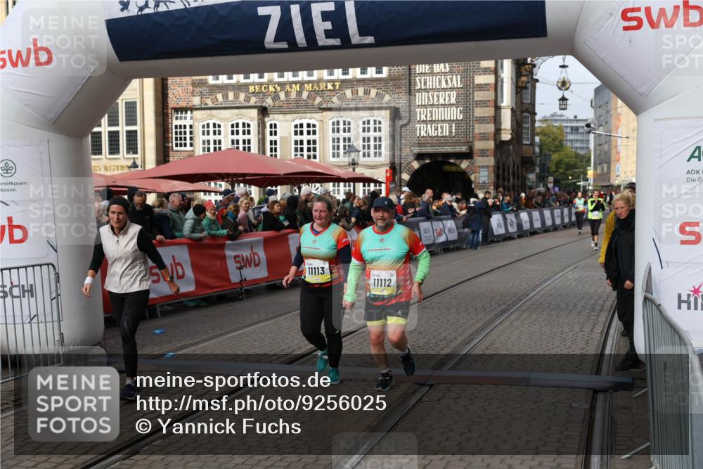 05.10.2025 - 20. swb-Marathon Bremen Yannick Fuchs http://msf.ph/oto/9256025 05.10.2025 11:15:39 Ziel 8844, 9959, 10976, 11112, 11113 meine-sportfotos.de