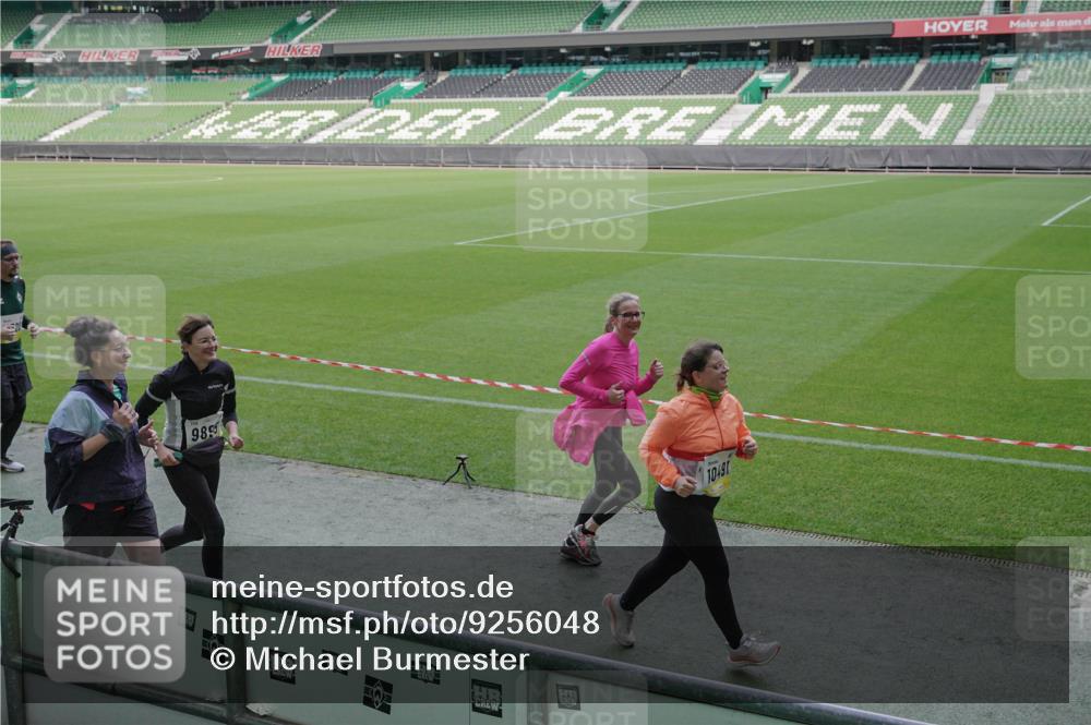 05.10.2025 - 20. swb-Marathon Bremen Michael Burmester http://msf.ph/oto/9256048 05.10.2025 10:43:50 Laufen im Stadion 9011, 9273, 9373, 9374, 9380, 9386, 9453, 9470, 9561, 9724, 9819, 9848, 9867, 9895, 9911, 9984, 10036, 10040, 10183, 10280, 10288, 10315, 10320, 10399, 10433, 10435, 10440, 10441, 10442, 10448, 10491, 10512, 10515, 10540, 10552, 10574, 10596, 10705, 10707, 10831, 10839, 10849, 11027, 11088, 11113, 11135, 11191, 11204, 11285, 11331, 11345, 11381, 11388, 11404, 11536, 11539, 11548, 9493, 9526, 9675, 9731, 9732, 9784, 10316, 10433, 10962 meine-sportfotos.de