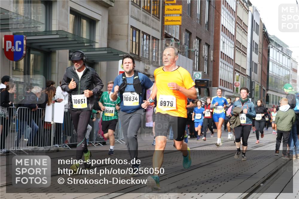05.10.2025 - 20. swb-Marathon Bremen Strokosch-Dieckow http://msf.ph/oto/9256050 05.10.2025 10:57:36 Ziel 9221, 9568, 9576, 9582, 9634, 9719, 9872, 9979, 10127, 10219, 10341, 10377, 10395, 10459, 10577, 10620, 10651, 10703, 10793, 10834, 10890, 10975, 11023, 11058, 11116, 11301, 11457, 11469, 11520, 11521, 11564, 11575, 11601, 11663, 11731, 11744, 9221, 9568, 9576, 9582, 9634, 9719, 9872, 9979, 10127, 10219, 10341, 10377, 10395, 10459, 10577, 10620, 10651, 10703, 10793, 10834, 10890, 10975, 11023, 11058, 11601, 11663 meine-sportfotos.de