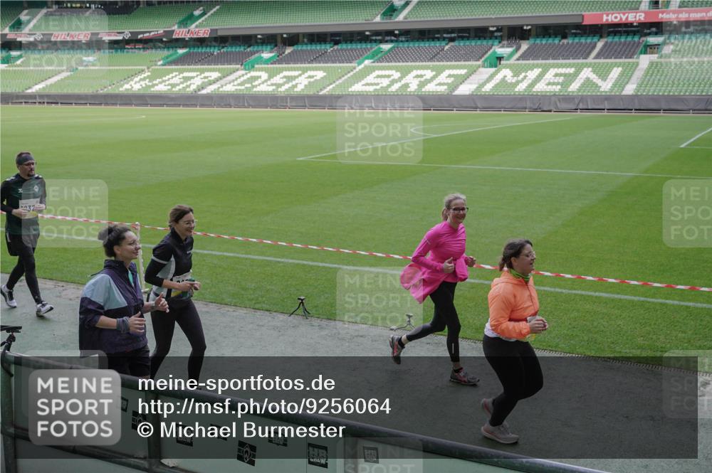 05.10.2025 - 20. swb-Marathon Bremen Michael Burmester http://msf.ph/oto/9256064 05.10.2025 10:43:50 Laufen im Stadion 9011, 9273, 9373, 9374, 9380, 9386, 9453, 9470, 9561, 9724, 9819, 9848, 9867, 9895, 9911, 9984, 10036, 10040, 10183, 10280, 10288, 10315, 10320, 10399, 10433, 10435, 10440, 10441, 10442, 10448, 10491, 10512, 10515, 10540, 10552, 10574, 10596, 10705, 10707, 10831, 10839, 10849, 11027, 11088, 11113, 11135, 11191, 11204, 11285, 11331, 11345, 11381, 11388, 11404, 11536, 11539, 11548, 9493, 9526, 9675, 9731, 9732, 9784, 10316, 10433, 10962 meine-sportfotos.de