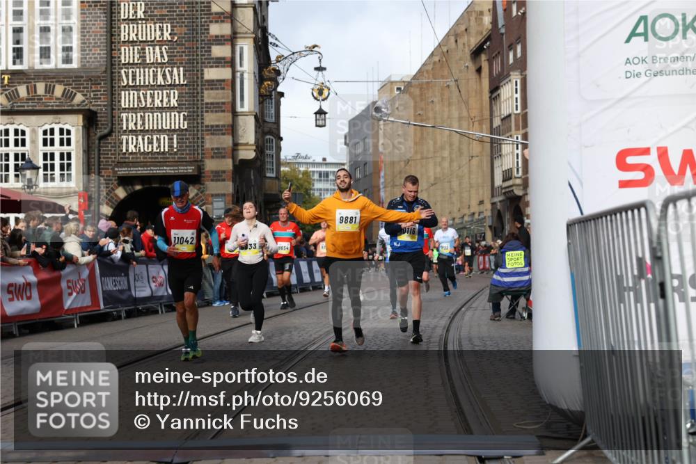 05.10.2025 - 20. swb-Marathon Bremen Yannick Fuchs http://msf.ph/oto/9256069 05.10.2025 10:55:22 Ziel 9176, 9318, 9881, 9933, 10003, 10034, 10116, 10326, 11042, 11140, 11317 meine-sportfotos.de