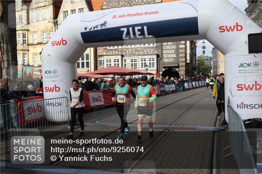05.10.2025 - 20. swb-Marathon Bremen Yannick Fuchs http://msf.ph/oto/9256074 05.10.2025 11:15:39 Ziel 8844, 9959, 10976, 11112, 11113 meine-sportfotos.de