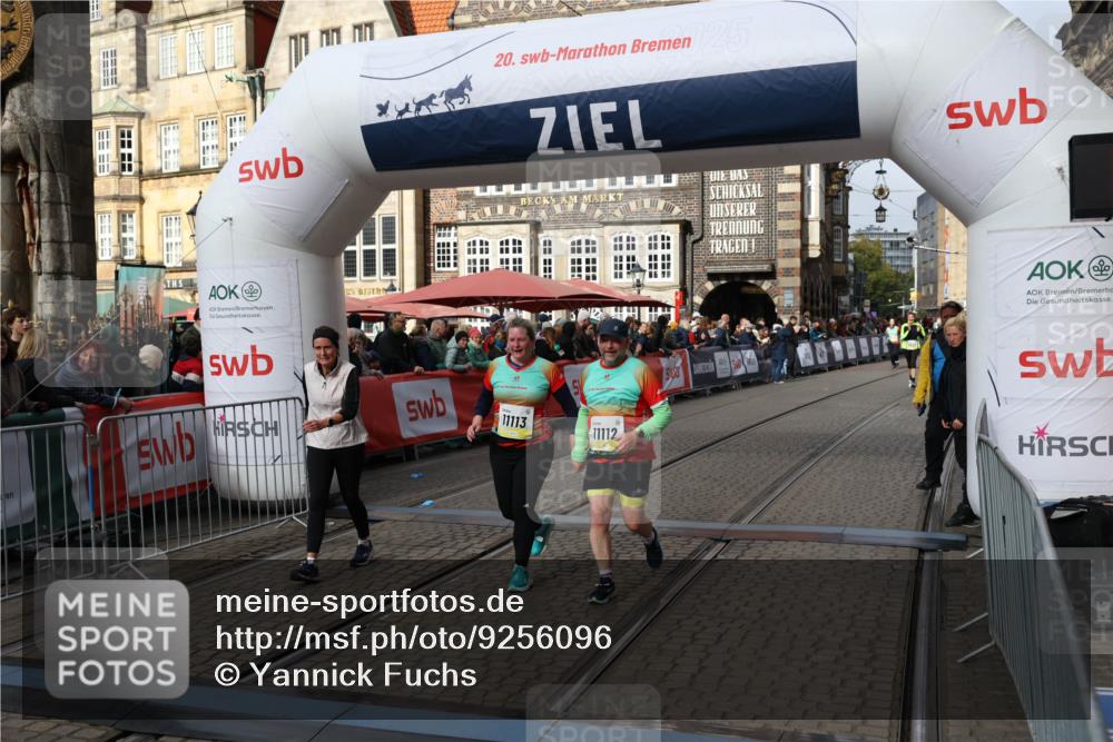 05.10.2025 - 20. swb-Marathon Bremen Yannick Fuchs http://msf.ph/oto/9256096 05.10.2025 11:15:39 Ziel 8844, 9959, 10976, 11112, 11113 meine-sportfotos.de
