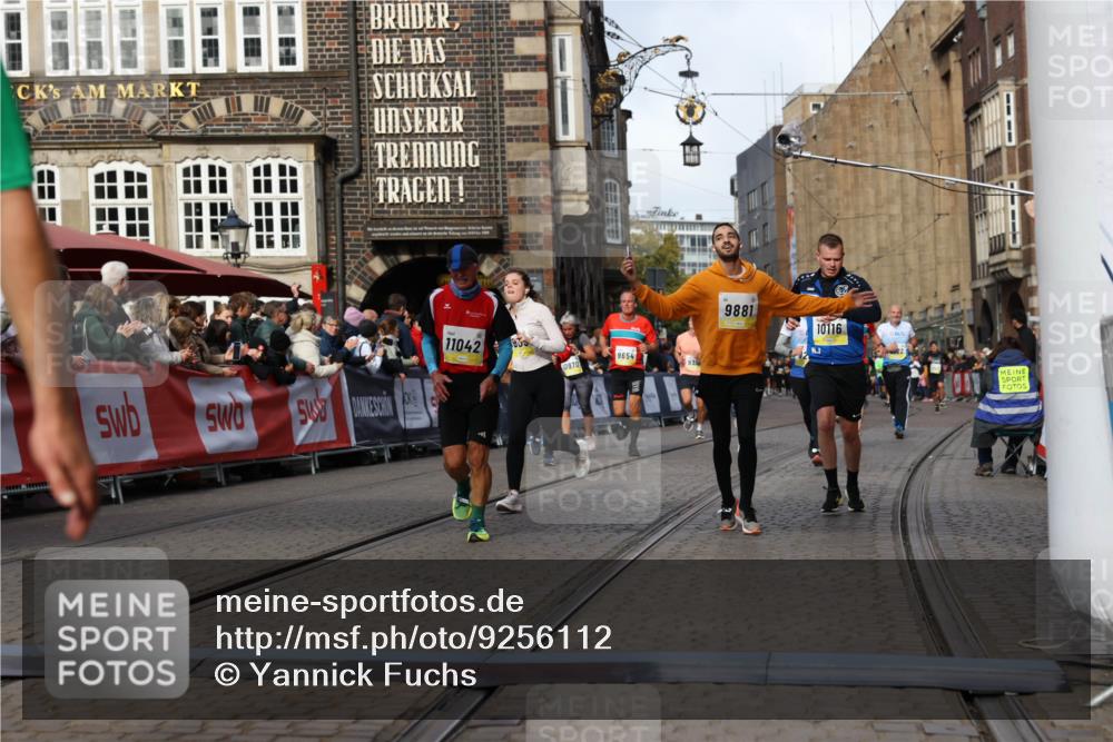 05.10.2025 - 20. swb-Marathon Bremen Yannick Fuchs http://msf.ph/oto/9256112 05.10.2025 10:55:23 Ziel 9176, 9201, 9318, 9881, 9933, 10003, 10034, 10116, 10326, 11042, 11140, 11317 meine-sportfotos.de