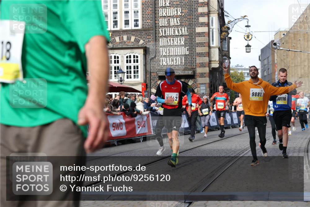 05.10.2025 - 20. swb-Marathon Bremen Yannick Fuchs http://msf.ph/oto/9256120 05.10.2025 10:55:23 Ziel 9176, 9201, 9318, 9881, 9933, 10003, 10034, 10116, 10326, 11042, 11140, 11317 meine-sportfotos.de