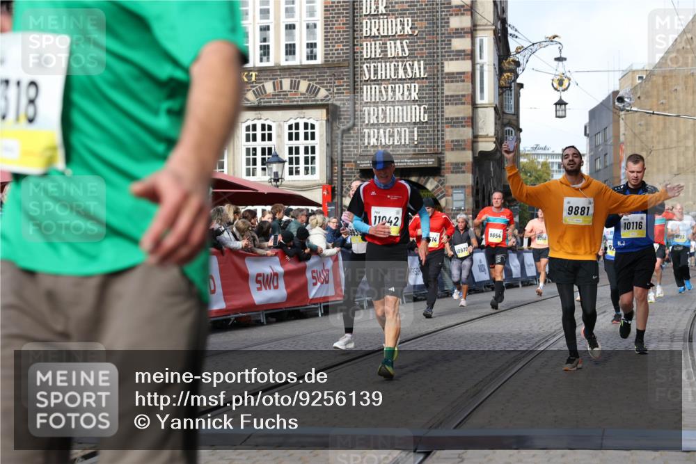 05.10.2025 - 20. swb-Marathon Bremen Yannick Fuchs http://msf.ph/oto/9256139 05.10.2025 10:55:23 Ziel 9176, 9201, 9318, 9881, 9933, 10003, 10034, 10116, 10326, 11042, 11140, 11317 meine-sportfotos.de