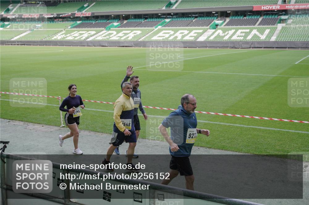 05.10.2025 - 20. swb-Marathon Bremen Michael Burmester http://msf.ph/oto/9256152 05.10.2025 10:44:00 Laufen im Stadion 8844, 9011, 9273, 9373, 9374, 9380, 9386, 9453, 9470, 9561, 9724, 9819, 9895, 9911, 9984, 10036, 10040, 10183, 10280, 10288, 10320, 10355, 10364, 10399, 10435, 10440, 10441, 10442, 10448, 10491, 10512, 10515, 10540, 10552, 10574, 10705, 10707, 10831, 10839, 11027, 11088, 11113, 11135, 11191, 11204, 11252, 11318, 11331, 11345, 11381, 11388, 11539, 11548, 11560, 9493, 9526, 9675, 9731, 9732, 9784, 9848, 9867, 10315, 10316, 10433, 10962 meine-sportfotos.de