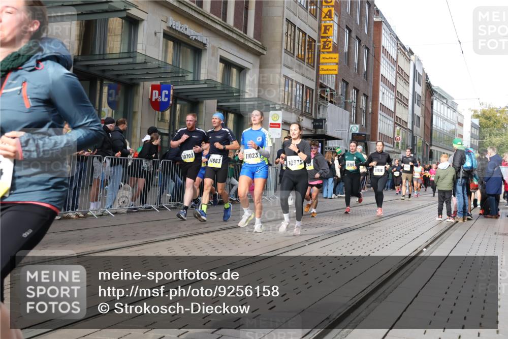 05.10.2025 - 20. swb-Marathon Bremen Strokosch-Dieckow http://msf.ph/oto/9256158 05.10.2025 10:57:39 Ziel 9221, 9330, 9568, 9576, 9582, 9634, 9719, 9872, 10127, 10219, 10341, 10377, 10395, 10398, 10459, 10577, 10620, 10651, 10703, 10793, 10834, 10890, 10975, 11023, 11058, 11116, 11301, 11457, 11469, 11564, 11575, 11601, 11608, 11663, 11744, 9221, 9330, 9568, 9576, 9582, 9634, 9719, 9872, 10127, 10219, 10341, 10377, 10395, 10398, 10459, 10577, 10620, 10651, 10703, 10793, 10834, 10890, 10975, 11023, 11058, 11601, 11608, 11663 meine-sportfotos.de