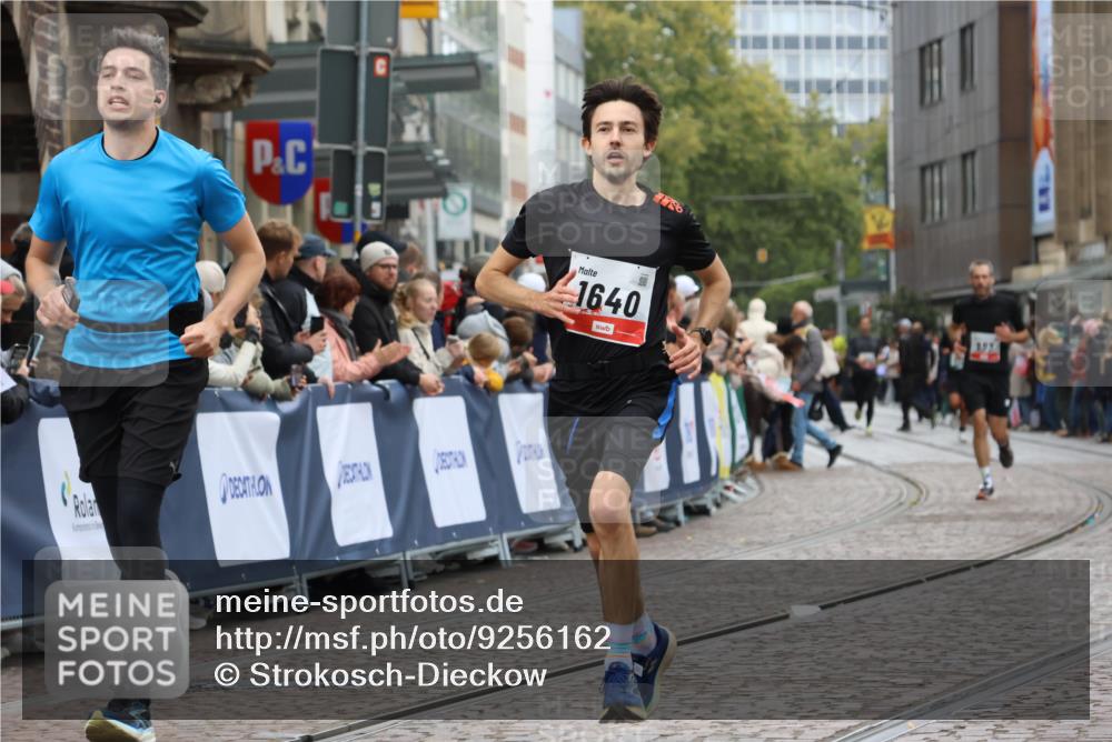 05.10.2025 - 20. swb-Marathon Bremen Strokosch-Dieckow http://msf.ph/oto/9256162 05.10.2025 12:54:01 Ziel 870, 1640 meine-sportfotos.de