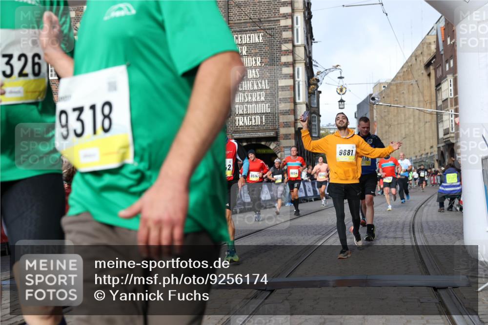 05.10.2025 - 20. swb-Marathon Bremen Yannick Fuchs http://msf.ph/oto/9256174 05.10.2025 10:55:24 Ziel 9176, 9201, 9318, 9654, 9881, 9933, 10003, 10034, 10116, 10326, 11042, 11140 meine-sportfotos.de