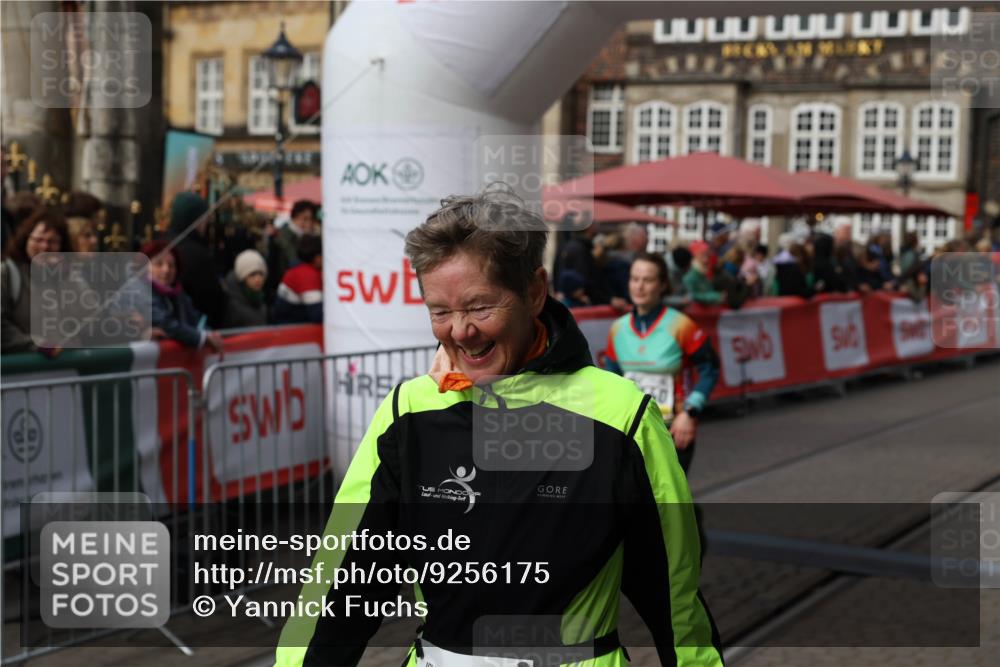 05.10.2025 - 20. swb-Marathon Bremen Yannick Fuchs http://msf.ph/oto/9256175 05.10.2025 11:15:50 Ziel 9567, 11440 meine-sportfotos.de