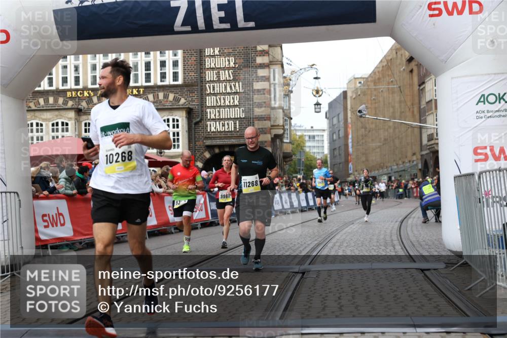 05.10.2025 - 20. swb-Marathon Bremen Yannick Fuchs http://msf.ph/oto/9256177 05.10.2025 10:46:46 Ziel 9009, 9207, 9366, 9961, 10268, 10411, 11268, 11327 meine-sportfotos.de