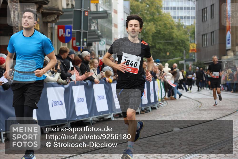 05.10.2025 - 20. swb-Marathon Bremen Strokosch-Dieckow http://msf.ph/oto/9256180 05.10.2025 12:54:01 Ziel 870, 1640 meine-sportfotos.de